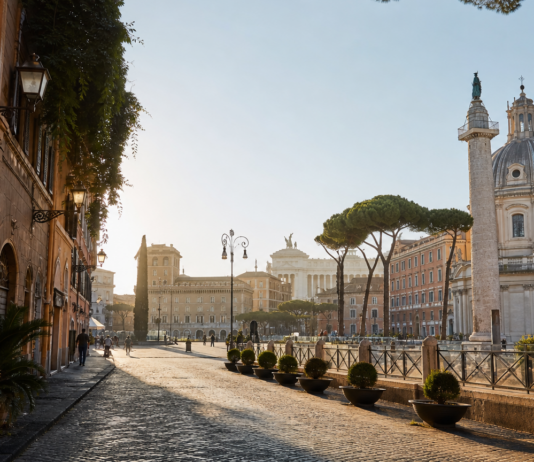 Passeggiate a Roma: itinerari a piedi tra centro storico e quartieri Passeggiate a Roma: itinerari a piedi tra centro storico e quartieri