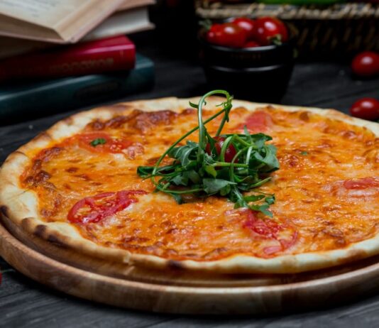 Pizza romana e pizza napoletana: due modi diversi di interpretare la pizza pizza romana e pizza napoletana
