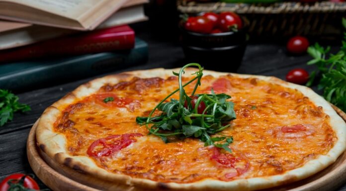 Pizza romana e pizza napoletana: due modi diversi di interpretare la pizza pizza romana e pizza napoletana